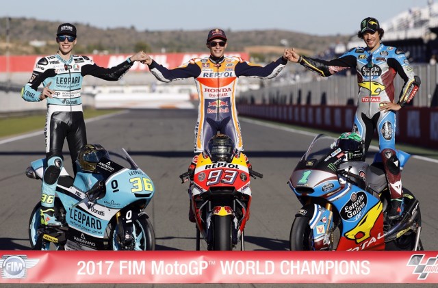 GRA195. VALENCIA, 12/11/2017- Los campeones del mundo de motociclismo en las categorias de MotoGP, Marc Márquez (c); Moto2, Franco Morbidelli (d) y Moto3, Joan Mir (i) , posan para la prensa tras finalizar hoy en el circuito Ricardo Tormo de Cheste la última prueba del mundial.EFE/ kai Forsterling