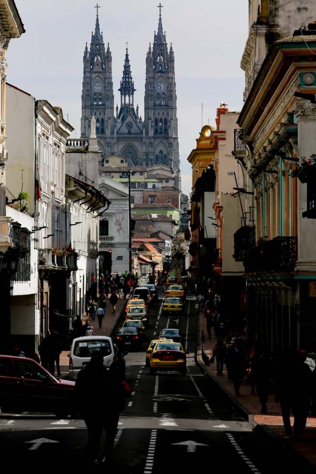 ACOMPAÑA CRÓNICA: ECUADOR PATRIMONIO. QUI07. QUITO (ECUADOR) 16/11/2017.- Vista de la Basílica del Voto Nacional, hoy, jueves 16 de noviembre de 2017, en Quito (Ecuador). Quito, ese "edén de maravillas, poblado de mil versos y canciones", como reza una tradicional canción en honor a la capital ecuatoriana, acuna en su seno un centro colonial vivo y dinámico, que ha sumado un nuevo reconocimiento internacional, esta vez por la conservación de su patrimonio cultural. EFE/José Jácome