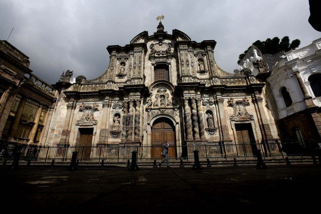 ACOMPAÑA CRÓNICA: ECUADOR PATRIMONIO. QUI02. QUITO (ECUADOR) 16/11/2017.- Vista de la iglesia de la Compañía de Jesús, una de las joyas del barroco, hoy, jueves 16 de noviembre de 2017, en Quito (Ecuador). Quito, ese "edén de maravillas, poblado de mil versos y canciones", como reza una tradicional canción en honor a la capital ecuatoriana, acuna en su seno un centro colonial vivo y dinámico, que ha sumado un nuevo reconocimiento internacional, esta vez por la conservación de su patrimonio cultural. EFE/José Jácome