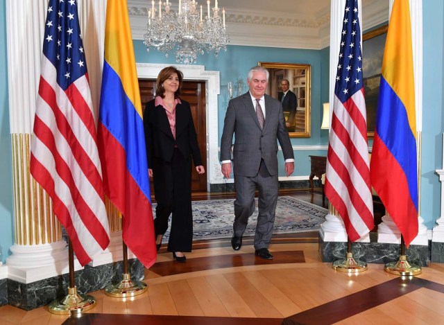 WAS02. WASHINGTON (DC, EE.UU.), 20/11/2017. Fotografía cedida por el Departamento de Estado de Estados Unidos (DOS) del secretario de Estado, Rex Tillerson (d), y la ministra de Relaciones Exteriores de Colombia, María Ángela Holguín (i), llegando para atender a los medios después de su reunión hoy, lunes 20 de noviembre de 2017, en el Departamento de Estado de Estados Unidos en Washington, DC (EE.UU.). EFE/Cortesía DOS/SOLO USO EDITORIAL/NO VENTAS