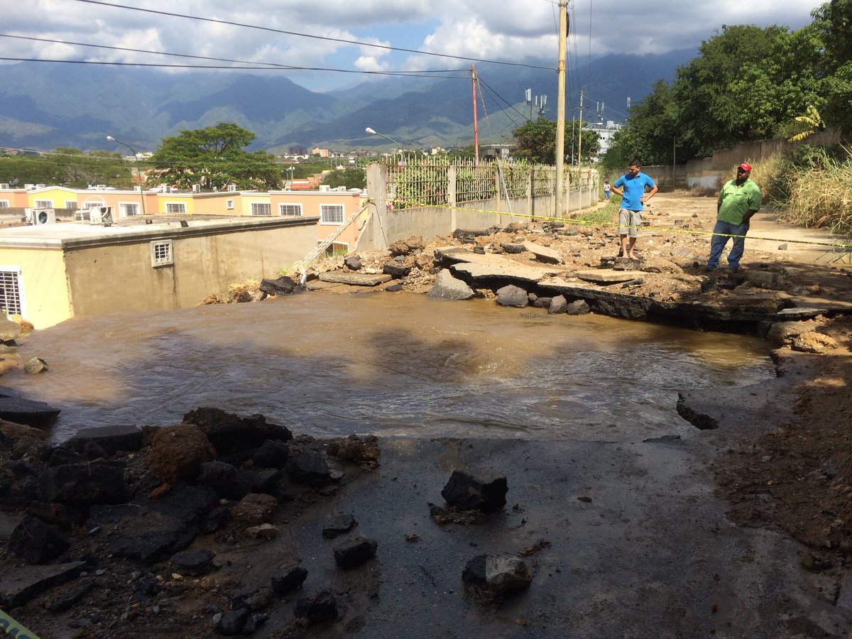 Varias viviendas inundadas tras explosión de tubería de agua en Guatire