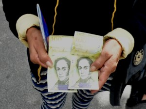 Billete de 100 mil bolívares es un problema para pensionados