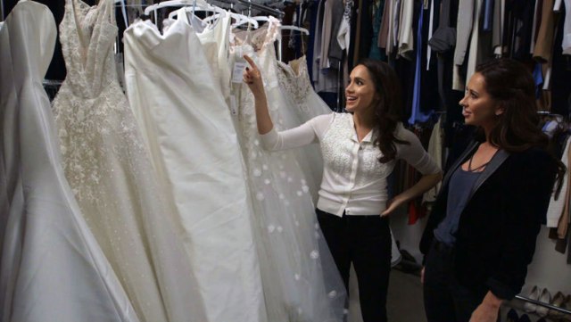 Foto: Meghan Markle eligiendo el vestido de novia que llevó su personaje en Suits / RevistaLove