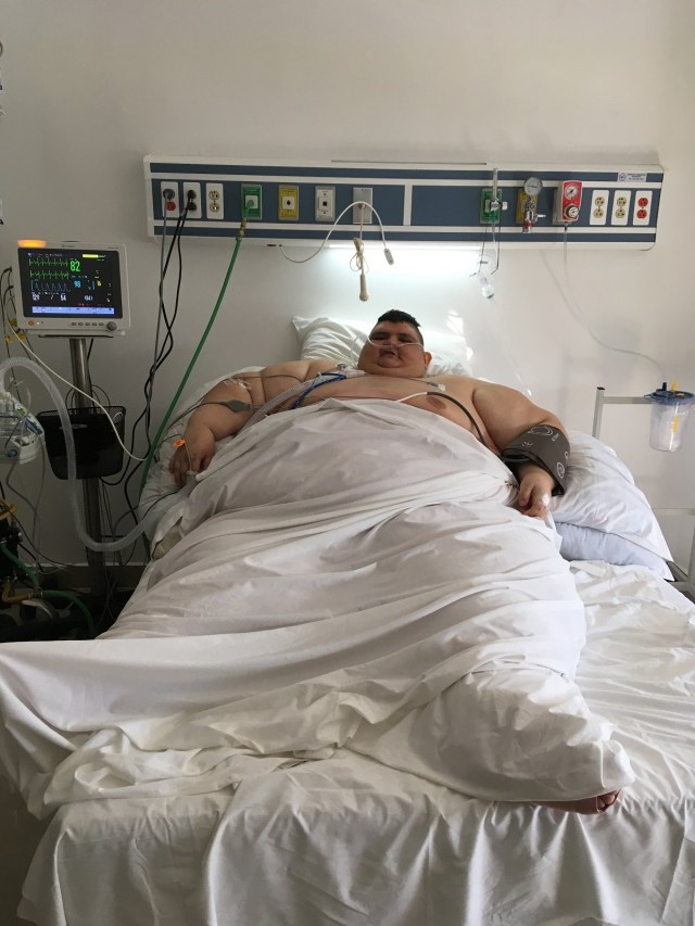 This handout picture released by Gastric Bypass Mexico hospital press office shows Mexican 32-year-old Juan Pedro Franco at the intensive care room, where he recovers after an operation to reduce weight in Guadalajara, Jalisco state, Mexico on November 23, 2017. Franco was the heaviest man in the world, but almost a year ago he underwent a treatment and managed to lose about 200 kg. He now underwent surgery again with the hope of walking again after seven years of not doing so. / AFP PHOTO / Gastric Bypass Mexico / HO / RESTRICTED TO EDITORIAL USE - MANDATORY CREDIT "AFP PHOTO / GASTRIC BYPASS MEXICO " - NO MARKETING - NO ADVERTISING CAMPAIGNS - DISTRIBUTED AS A SERVICE TO CLIENTS --- TO GO WITH AFP STORY by YEMELI ORTEGA