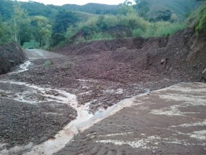 Deslizamiento de tierra afecta tránsito en la vía La Grita-Mérida (Fotos)