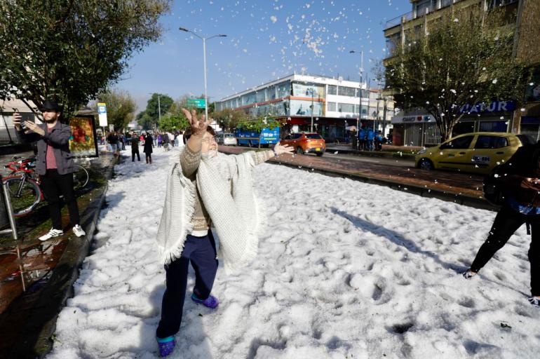 Bogotá limpia sus calles de toneladas de granizo que dejó inusual temporal