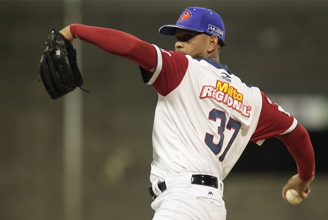 Henderson Álvarez, de los Tiburones de La Guaira // Foto Lvbp