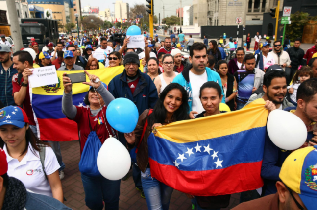 Un grupo de niños venezolanos llega a Lima para reunirse con sus familias