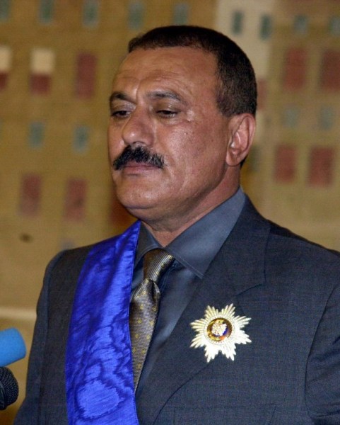 (FILES) This file photo taken on November 21, 2004 shows former Yemeni president Ali Abdullah Saleh following his decoration with the Russian Apostle Award "Dialogue of Civilizations", awarded to him by the Centre of National Glory of Russia and St. Andrew the Apostle Foundation in Sanaa.  Yemen's rebel-controlled interior ministry announced on December 4, 2017 the "killing" of former president Ali Abdullah Saleh, as a video emerged showing what appeared to be Saleh's corpse. The 75-year-old strongman ruled Yemen for more than three decades, until his ouster under popular and political pressure in 2012. / AFP PHOTO / KHALED FAZAA