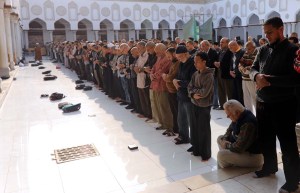 El imán de Al Azhar reza en mezquita de Sinaí y pide matar a los autores de la masacre