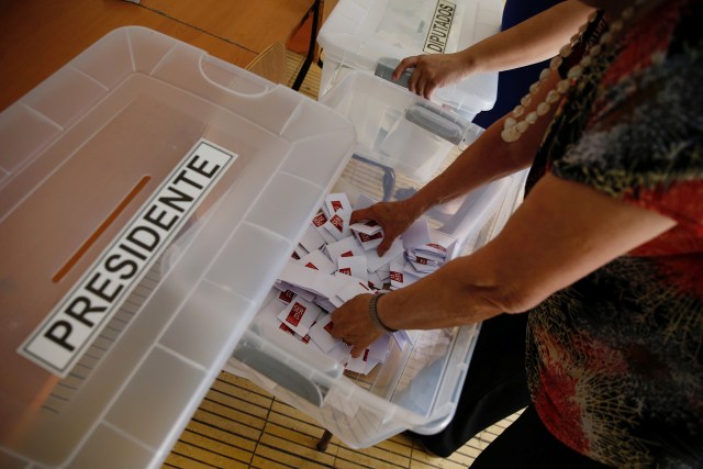 Imagen de archivo de unas personas contando votos tras las más recientes elecciones presidenciales en Santiago, nov 19, 2017. REUTERS/Rodrigo Garrido