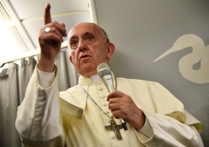 El papa critica las guerras y las ofensas a la vida que causan degradación