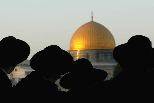 FILE PHOTO: Ultra-Orthodox Jews look at the Dome of the Rock in the Old City during a demonstration of some 200 right-wing Israelis in Jerusalem on August 8, 2002. REUTERS/Oleg Popov/File Photo