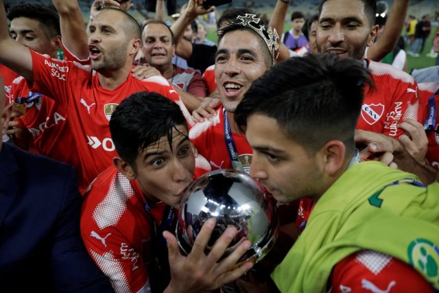 Soccer Football - Copa Sudamericana Final - Brazil's Flamengo v Argentina's Independiente - Maracana stadium, Rio de Janeiro, Brazil - December 13, 2017. Independiente's players celebrate with Copa Sudamericana trophy. REUTERS/Ricardo Moraes