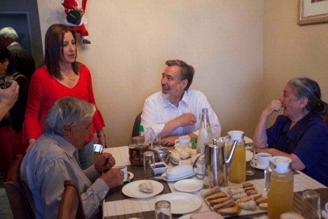 Chilean presidential candidate Alejandro Guillier takes breakfast with a family before going to cast his vote during the presidential election in Antofagasta, Chile December 17, 2017. Jose Francisco Zuniga/Courtesy of presidential command of Alejandro Guillier/Handout via Reuters ATTENTION EDITORS - THIS IMAGE WAS PROVIDED BY A THIRD PARTY.