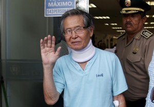 Fujimori, del poder absoluto en Perú, a la cárcel y al indulto