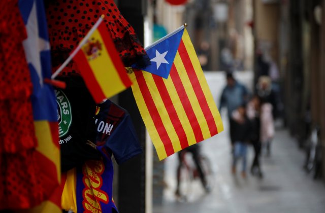 Catalan separatist "Estelada" flags fly along with tourist merchandise at a shop in Barcelona, December 22, 2017. REUTERS/Eric Gaillard