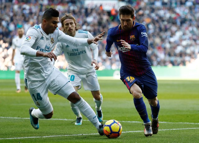 Soccer Football - La Liga Santander - Real Madrid vs FC Barcelona - Santiago Bernabeu, Madrid, Spain - December 23, 2017 Barcelona’s Lionel Messi in action with Real Madrid’s Casemiro and Luka Modric REUTERS/Juan Medina