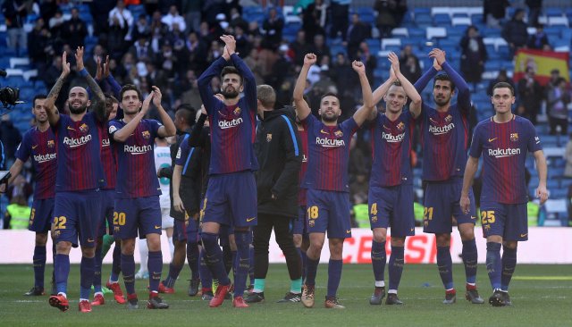 Soccer Football - La Liga Santander - Real Madrid vs FC Barcelona - Santiago Bernabeu, Madrid, Spain - December 23, 2017   Barcelona’s Gerard Pique and team mates applaud the fans at the end of the match    REUTERS/Sergio Perez