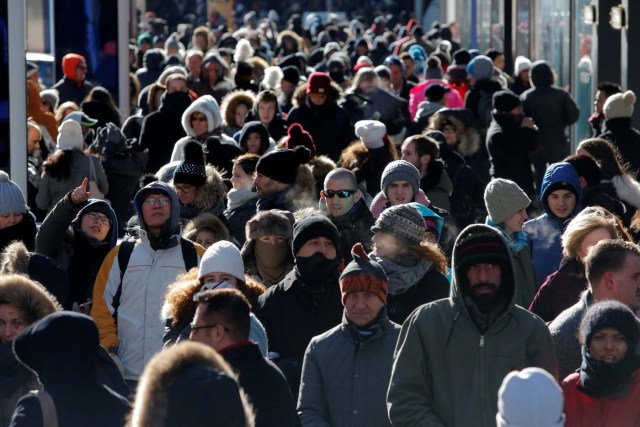 Crowds walk through Times Square as a cold weather front hits the region in Manhattan, New York, U.S., December 28, 2017. REUTERS/Andrew Kelly