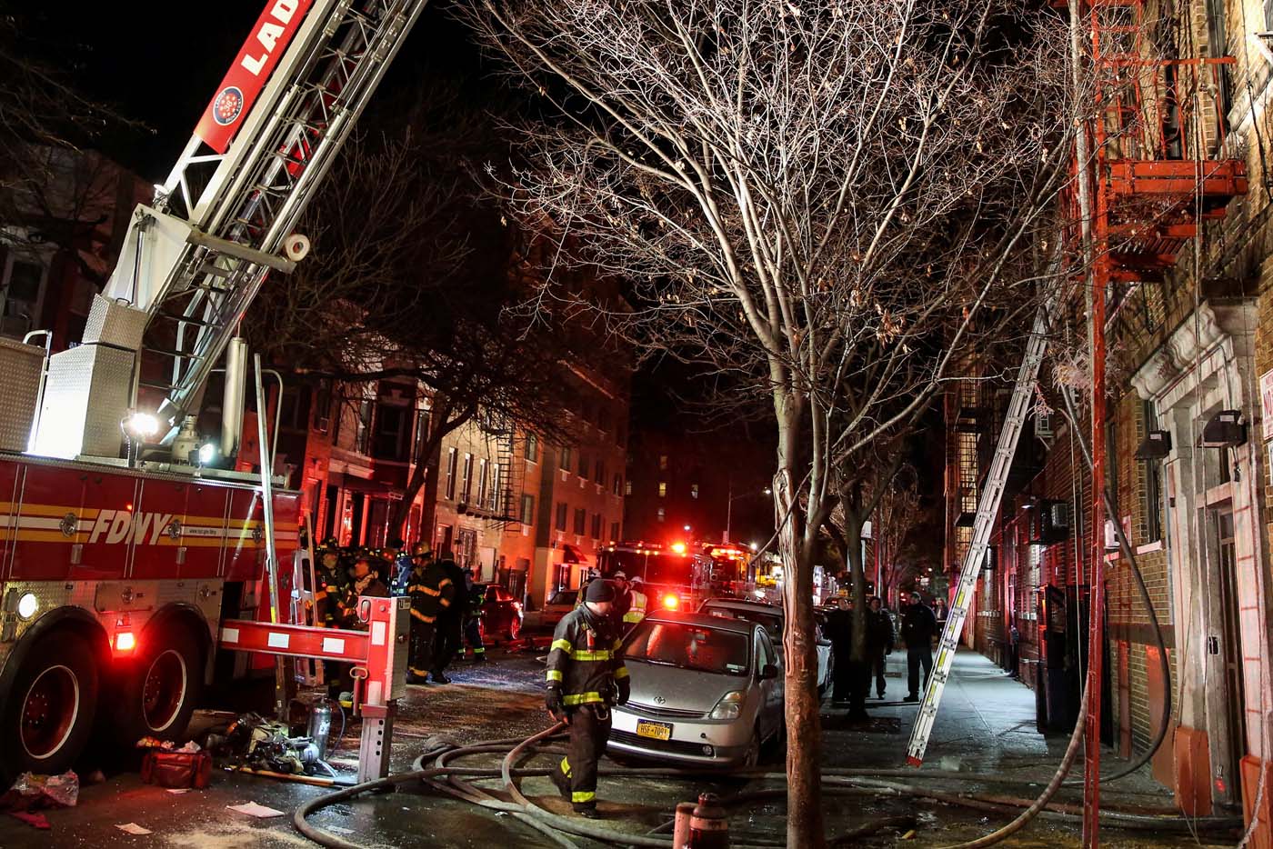 Continúa búsqueda de posibles víctimas en edificio que se incendió en Nueva York