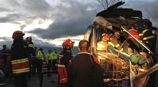 Dos fallecidos y 26 heridos en accidente de tres autobuses en Ecuador