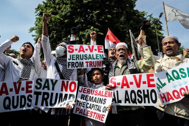 Activistas musulmanes protestan contra la decisión del presidente estadounidense, Donald J. Trump, de reconocer Jerusalén como la capital de Israel, delante de la Embajada de EE.UU. en Yakarta (Indonesia) hoy, 8 de diciembre de 2017. (Foto: EFE/ Mast Irham)