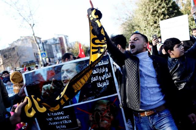 Ciudadanos turcos se manifiestan contra la decisión del presidente de los Estados Unidos, Donald Trump, de reconocer Jerusalén como capital de Israel, en Estambul (Turquía), hoy, 8 de diciembre de 2017. El presidente de EE.UU. EFE/ Sedat Suna
