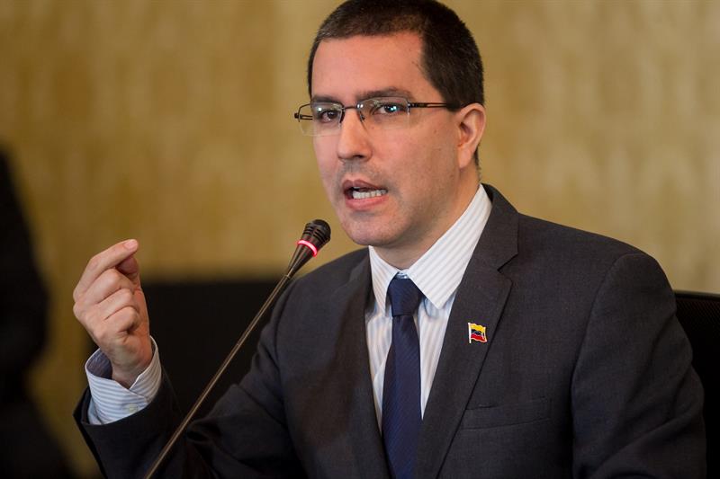 Arreaza pide al cuerpo diplomático tomarse en serio el “atentado” contra Maduro