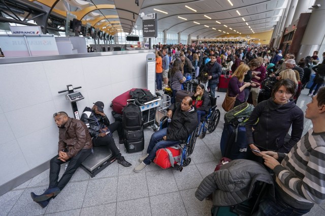 ELX02. Atlanta (United States), 17/12/2017.- Passengers affected by a widespread power outage wait in long lines at the International Terminal of Hartsfield-Jackson Atlanta International Airport in Atlanta, Georgia, USA, 17 December 2017. The airport, one of the busiest in the world, reported a power outage that affected several areas of the airport, disrupting operations. (Estados Unidos) EFE/EPA/ERIK S. LESSER