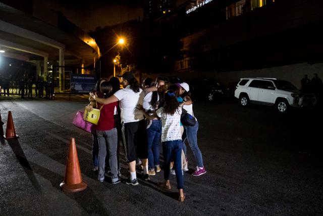 Familiares de Venus Medina y María Pérez, se abrazan luego de su liberación, en las inmediaciones de "El Helicoide", sede del Servicio Bolivariano de Inteligencia Nacional (SEBIN) hoy, sábado 23 de diciembre del 2017, en la ciudad de Caracas (Venezuela). La excarcelación de un grupo de personas presas por hechos relacionados con las protestas en Venezuela lanzó hoy un mensaje de optimismo hacia la negociación que mantienen el Gobierno y la oposición para buscar una solución a la crisis que vive el país. EFE/MIGUEL GUTIERREZ