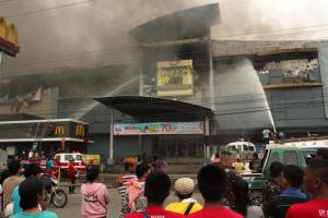 Hallan 36 cadáveres del incendio en centro comercial en Filipinas
