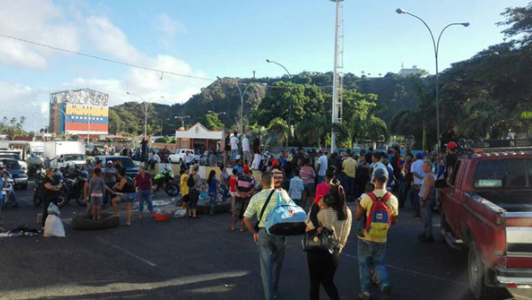 Con lacrimógenas y perdigones Polivargas disolvió protesta por comida en La Capilla