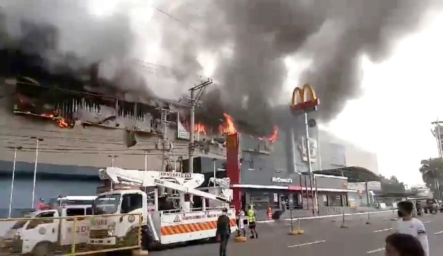 Smoke rises from burning mall's 3rd  floor, in Davao City, Philippines, in this December 23, 2017 picture obtained from social media. Courtesy Otto van Dacula via REUTERS THIS IMAGE HAS BEEN SUPPLIED BY A THIRD PARTY. MANDATORY CREDIT. NO RESALES. NO ARCHIVES