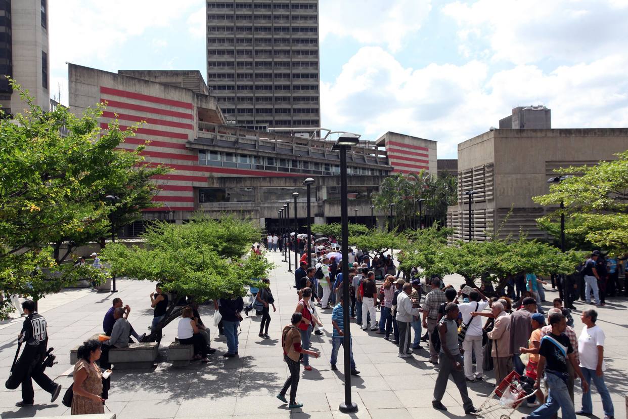 Empeora crisis de efectivo: Venezolanos pierden empleos por no poder pagar el pasaje