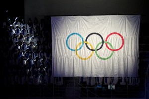 La bandera olímpica se ve durante la ceremonia de los Juegos Olímpicos de Invierno PyeongChang 2018 en Gangneung, Corea del Sur, el 9 de febrero de 2017. REUTERS / Kim Hong-Ji