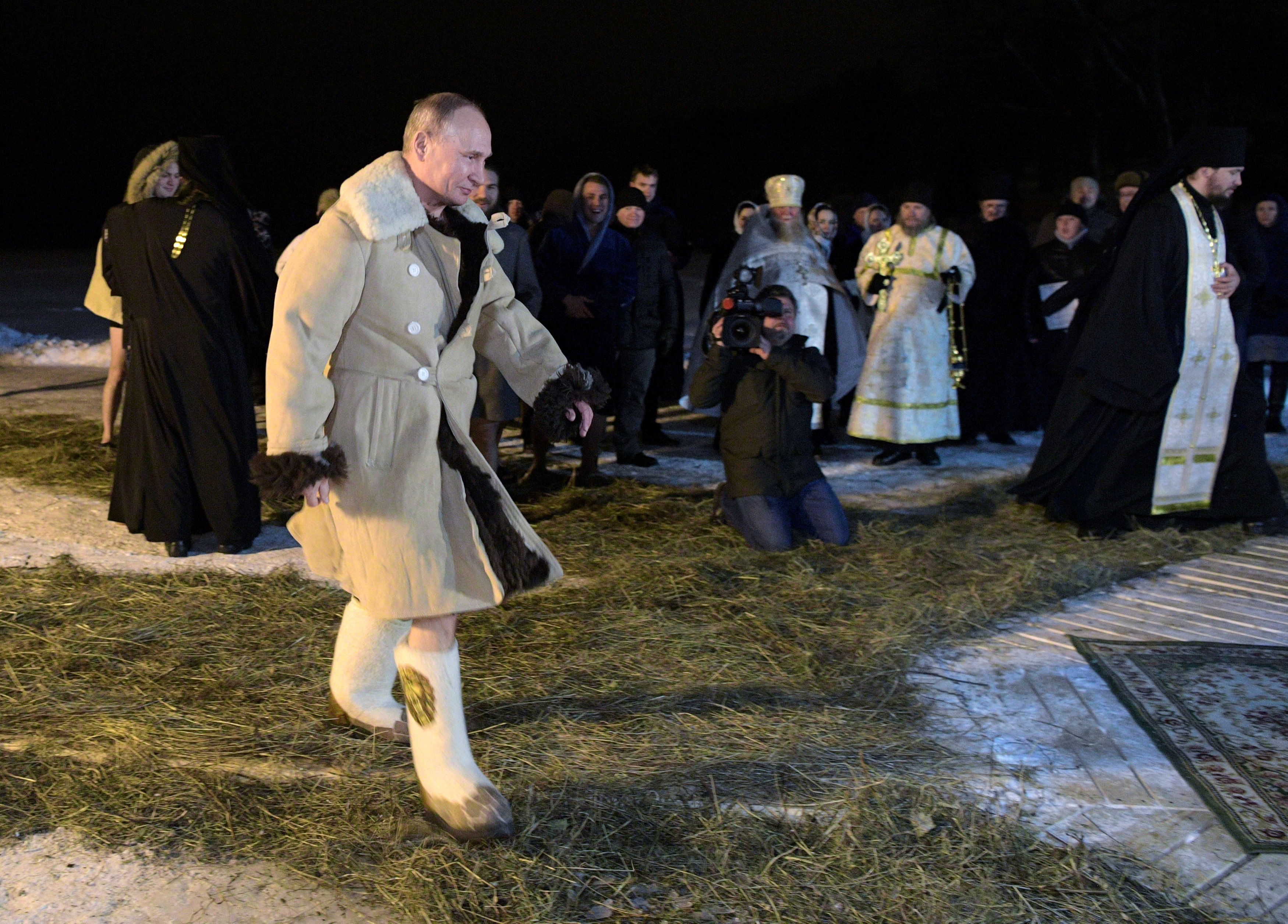 Putin se baña en aguas heladas para celebrar Epifanía ortodoxa (Fotos)