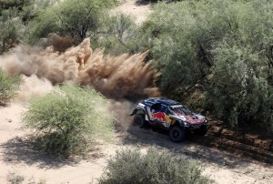 Sainz aumenta ventaja sobre sus rivales en la penúltima etapa del Dakar