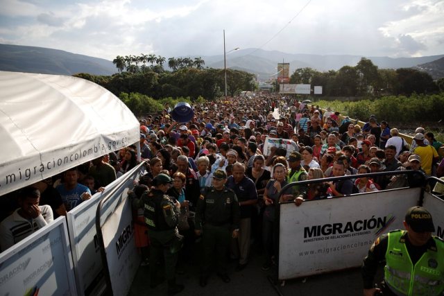 Venezolanos intentan cruzar hacia Colombia por el Puente Simón Bolívar en Cúcuta Foto Reuters/Carlos Garcia Rawlins