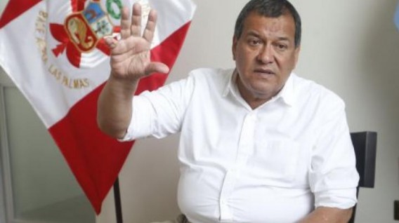 Renuncia el ministro de Defensa peruano tras indulto a Fujimori