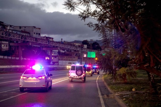 CAR11. CARACAS (VENEZUELA), 30/12/2018.- Fotografía del 27 de diciembre de 2017, de distintos cuerpos de seguridad durante un despliegue antisecuestro impulsado por el Gobierno nacional en Caracas (Venezuela). El secuestro exprés resurgió con fuerza en el último tramo de 2017 en Venezuela, después de una tregua de cuatro meses por las protestas de calle contra el Gobierno, que paralizaron sectores enteros del país complicando la movilidad y las operaciones de los secuestradores, explicaron a Efe expertos y afectados. "La ejecución de esos tipos delictuales requiere escape, requiere la circulación, y al tener las vías trancadas esos tipos delictuales evidentemente sufrieron un impacto", dijo a Efe Fermín Mármol que es abogado criminalista y consultor de seguridad que asesora a familias de secuestrados en Venezuela. EFE/Miguel Gutiérrez