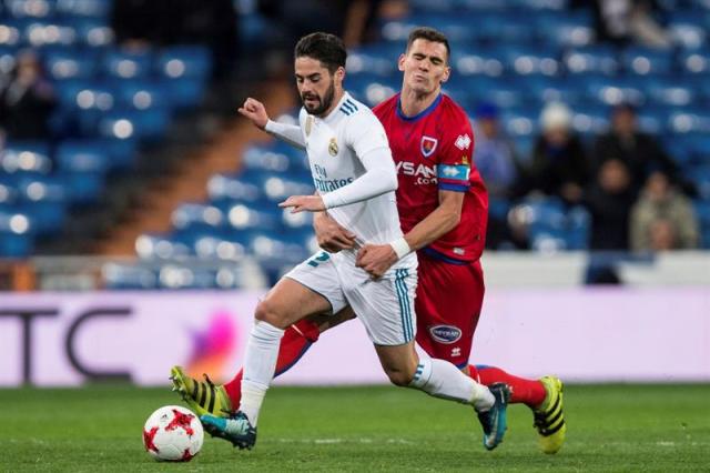 El centrocampista del Real Madrid, Francisco Román Alarcón "Isco" (i) intenta llevarse el balón ante la entrada del defensa del Numancia, Daniel Calvo, durante el encuentro correspondiente a la vuelta de los octavos de final de la Copa del Rey que han disputado esta noche en el estadio Santiago Bernabéu, en Madrid. EFE / Rodrigo Jiménez