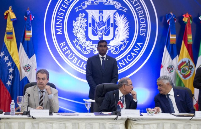 STO04. SANTO DOMINGO (REPÚBLICA DOMINICANA), 12/01/2018.- El presidente dominicano, Danilo Medina (c), su ministro de Exteriores, Miguel Vargas (d), y el expresidente del Gobierno español José Luis Rodríguez Zapatero (i) participan en una reunión entre el Gobierno y la oposición de Venezuela hoy, viernes 12 de enero de 2018, en la sede del ministerio dominicano de Exteriores, en Santo Domingo (República Dominicana). El Gobierno y la oposición venezolana iniciaron hoy en Santo Domingo la segunda jornada de diálogo para buscar soluciones a la crisis que vive ese país. EFE/Orlando Barría