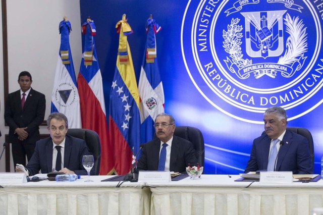 STO04. SANTO DOMINGO (REPÚBLICA DOMINICANA), 13/01/2018.- El presidente dominicano, Danilo Medina (d), su ministro de Exteriores, Miguel Vargas (d), y el expresidente del Gobierno español José Luis Rodríguez Zapatero (i) participan en la reunión entre representantes del gobierno y la oposición de Venezuela hoy, sábado 13 de enero de 2018, en la sede del ministerio dominicano de Exteriores, en Santo Domingo (República Dominicana). El Gobierno y la oposición venezolana prosiguen este sábado las conversaciones que iniciaron este jueves en Santo Domingo en busca de un acuerdo para intentar solucionar la crisis que vive ese país. EFE/Orlando Barría