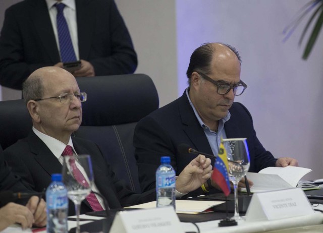 STO06. SANTO DOMINGO (REPÚBLICA DOMINICANA), 13/01/2018.- El diputado venezolano opositor Julio Borges (d), y Vicente Díaz, representantes de la oposición se reúnen con delegados del gobierno venezolano hoy, sábado 13 de enero de 2018, en la sede del ministerio dominicano de Exteriores, en Santo Domingo (República Dominicana). El Gobierno y la oposición venezolana prosiguen este sábado las conversaciones que iniciaron este jueves en Santo Domingo en busca de un acuerdo para intentar solucionar la crisis que vive ese país. EFE/Orlando Barría