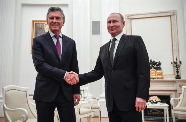 El presidente ruso, Vladímir Putin (dcha), mantiene una reunión con su homólogo argentino, Mauricio Macri, en el Kremlin, en Moscú (Rusia) hoy, 23 de enero de 2018. EFE/ Alexander Nemenov/ Pool