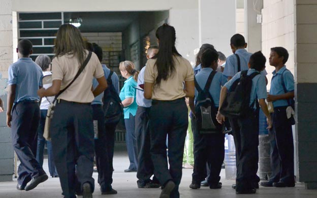 Escuelas siguen vacías en Vargas por falta de comida