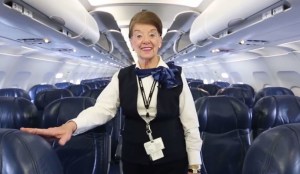 Azafata de American Airlines cumplió 82 años de edad y aún no se jubilará