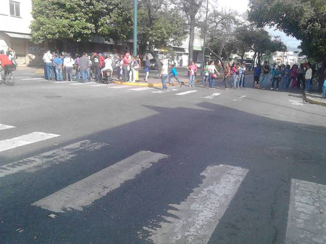 Foto: Protesta en Vargas frente al banco de Venezuela para que entregue tarjetas de débito / Cortesía 