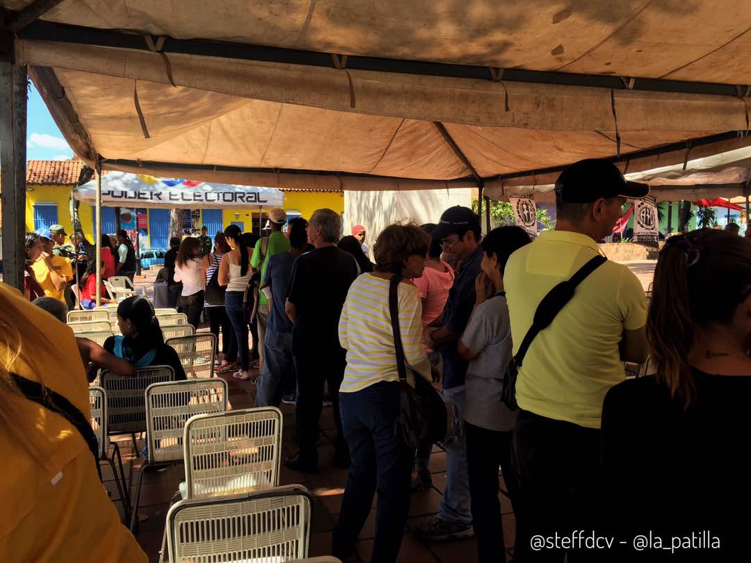 Venezolanos participan en la validación de Acción Democrática y Primero Justicia